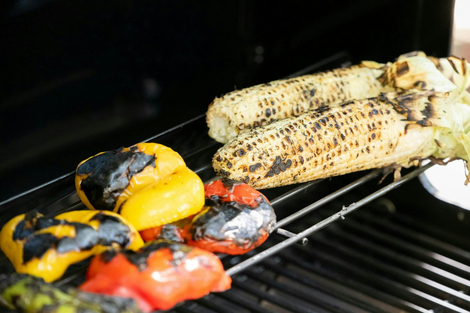 Grilled corn on the cob with peppers and peppers
